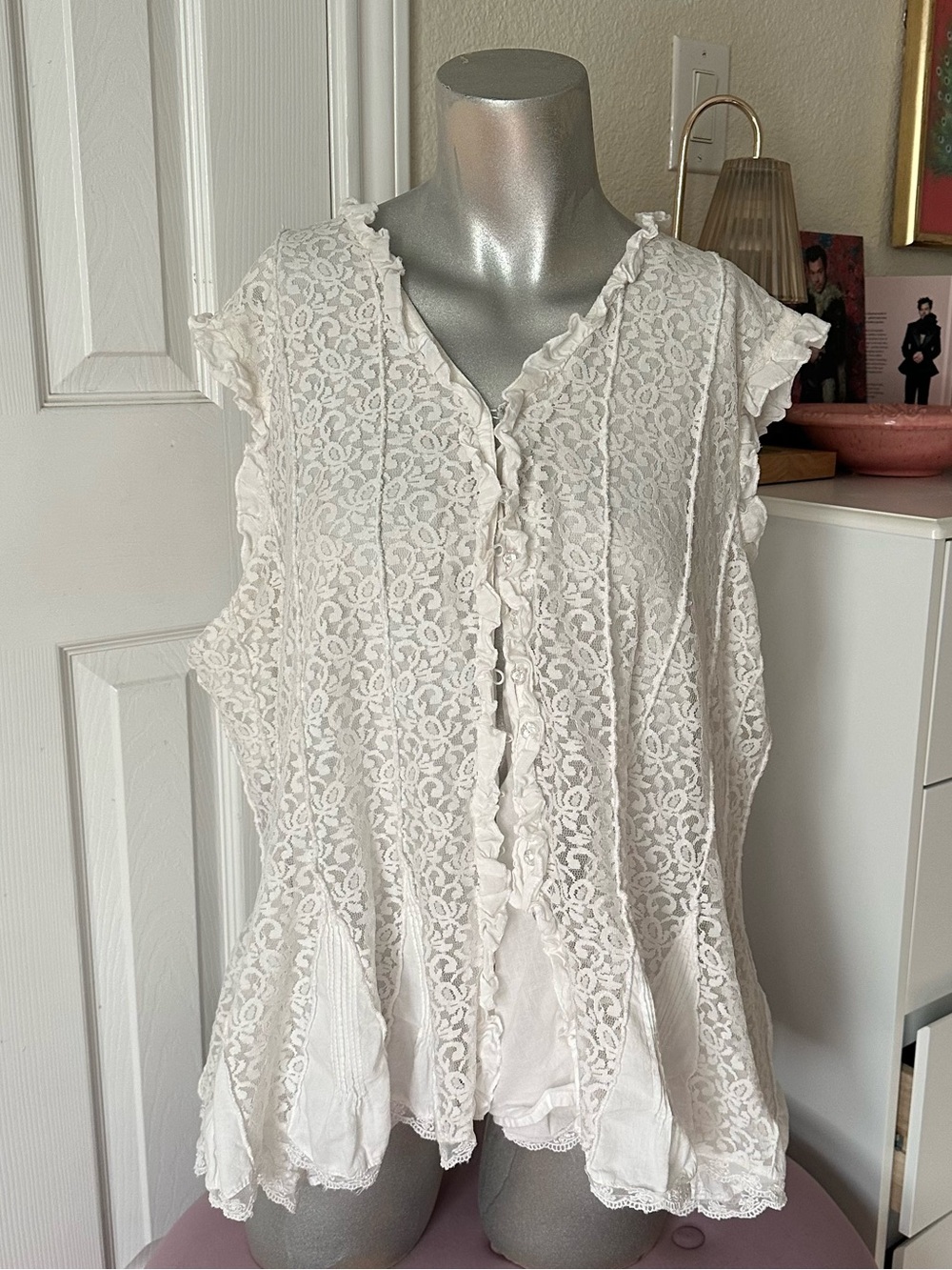 Pyramid Collection White Floral Pattern Lace Ruffle Button-Up Sleeveless Top